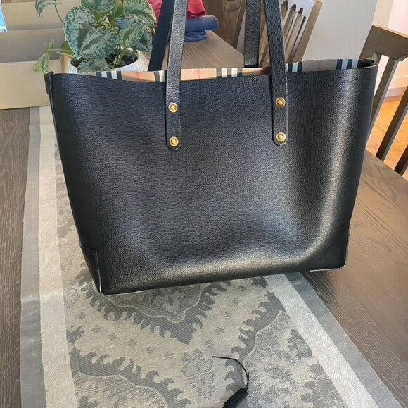 Burberry Tote and Matching Walet - Picture 4 of 14